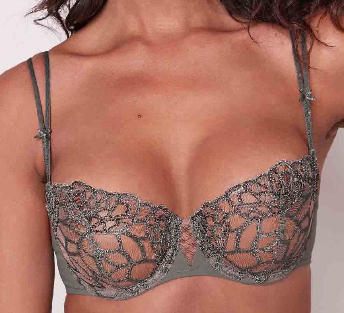 The Java by Simone Pérèle is the new tattoo bra at Secret Drawers Lingerie. Don't know what that is? Check out its fine embroidery against the skin for a taste.