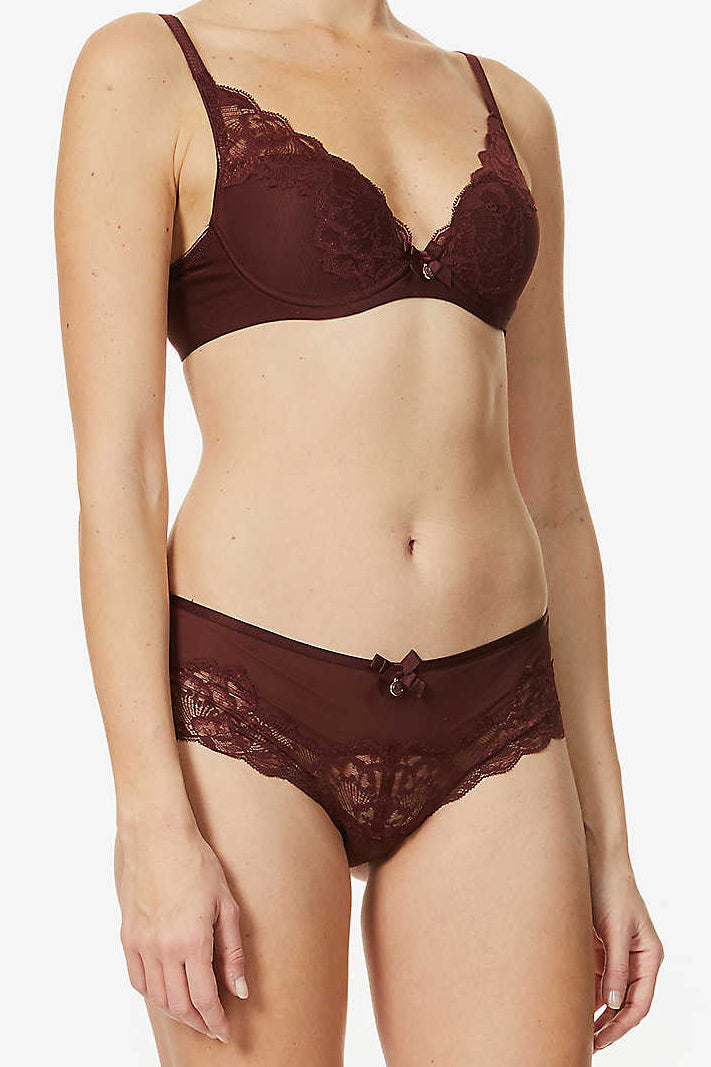 Chantelle's Orangerie design is so popular, we've packed our drawers with a new colour: port. The Orangerie by Chantelle is a high-style t-shirt bra.