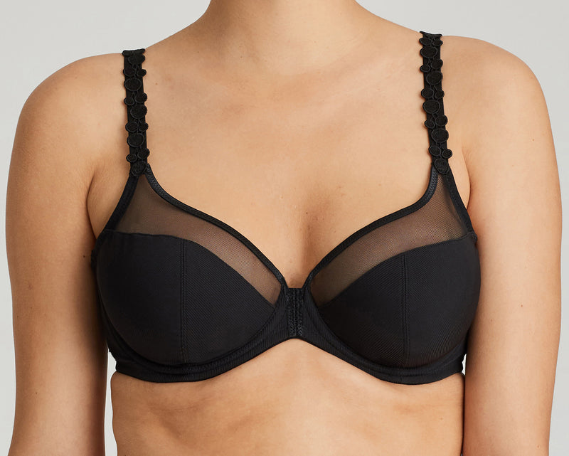 The Prima Donna Twist line is youthful and fun. You can see this in the new Star bra. The Star by Prima Donna Twist is the perfect everyday piece in black or white.